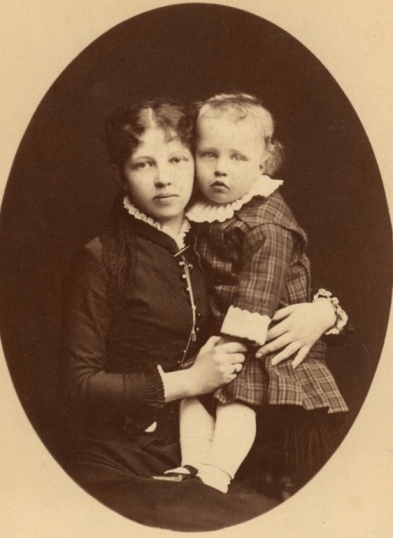 «Саша Блок на руках у матери», фотоателье Э. Болингера 1883г. Источник: https://radiovera.ru/