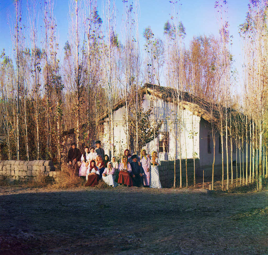 Русские переселенцы у своего дома, фотография Сергея Прокудина-Горского, 1911 год. Бревенчатые стены сами по себе были хорошим утеплителем — на этом и держался расчёт.Wikimedia Commons · общественное достояние (коллекция С. М. Прокудина-Горского, Library of Congress). 