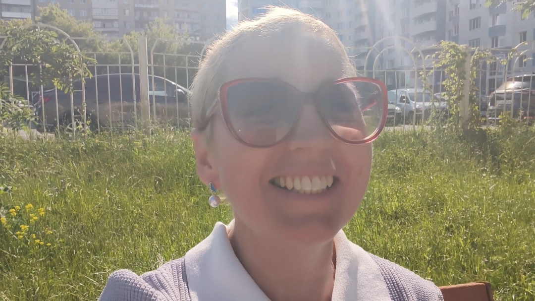 Надела серёжки и пошла дышать воздухом)))) красивая и счастливая