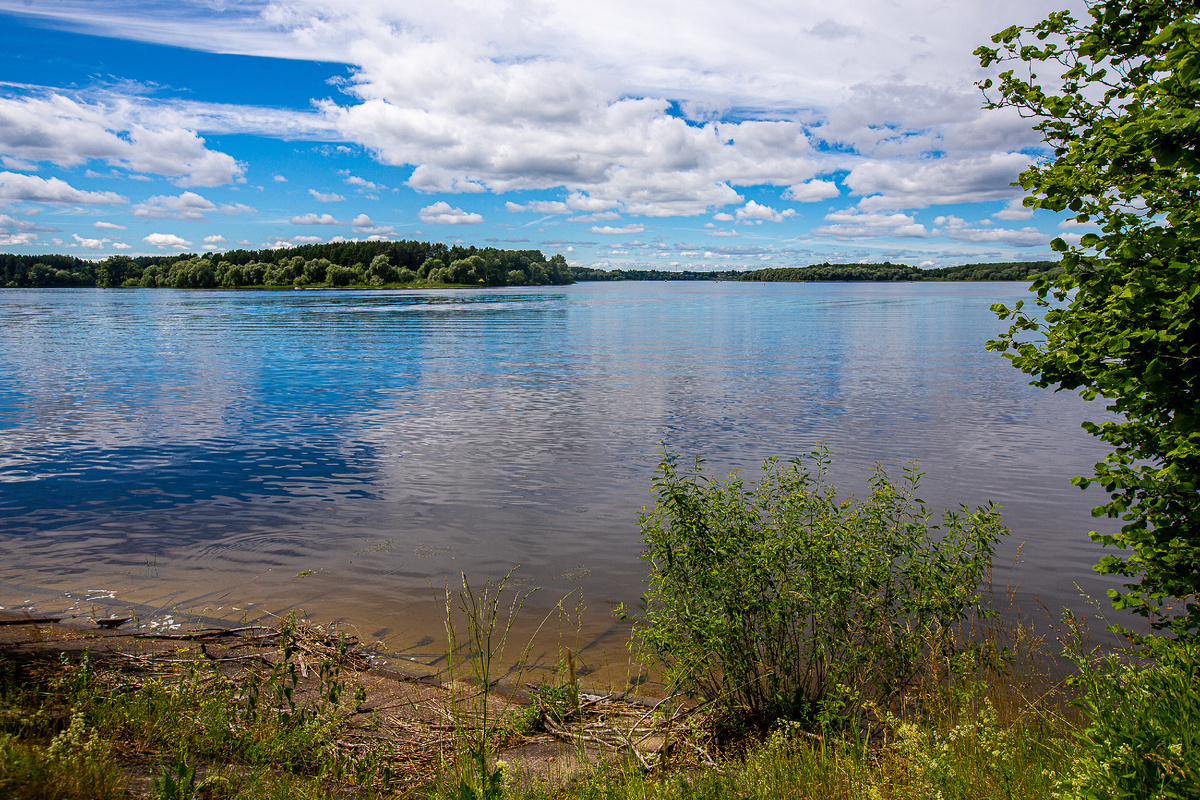 Вид на Можайское водохранилище (в народе "Можайское море", запруженная Москва-река) от усадьбы Горетово. Деревня Горетово, Можайский муниципальный округ, Московская область. Фото автора статьи