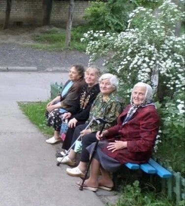 Бабушки у подъезда всех достали. Вот вам и поколение СССР