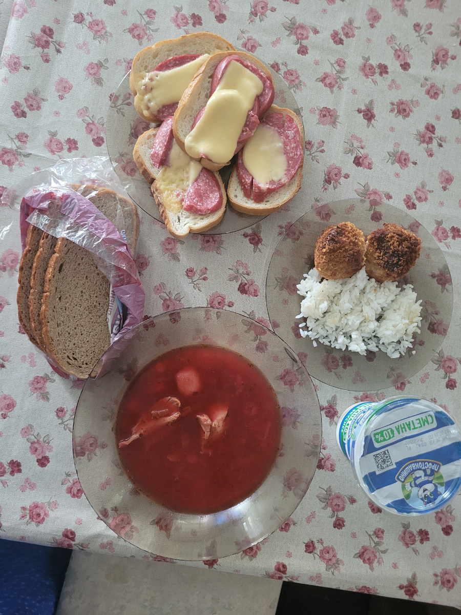 Завтрак был плотный, как в обед. Потому что это было в 11 часов, а я обедаю в 12. Потом времени нн будет кушать. Режим не нарушаю. Сегодня на весах - 200 гр. 