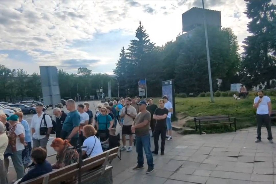    У границы с Россией собралась толпа. Фото: кадр из видео.