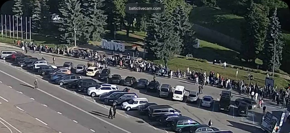    Последние дни на границе сотни желающих попасть в Россию.Фото: кадр из видео.