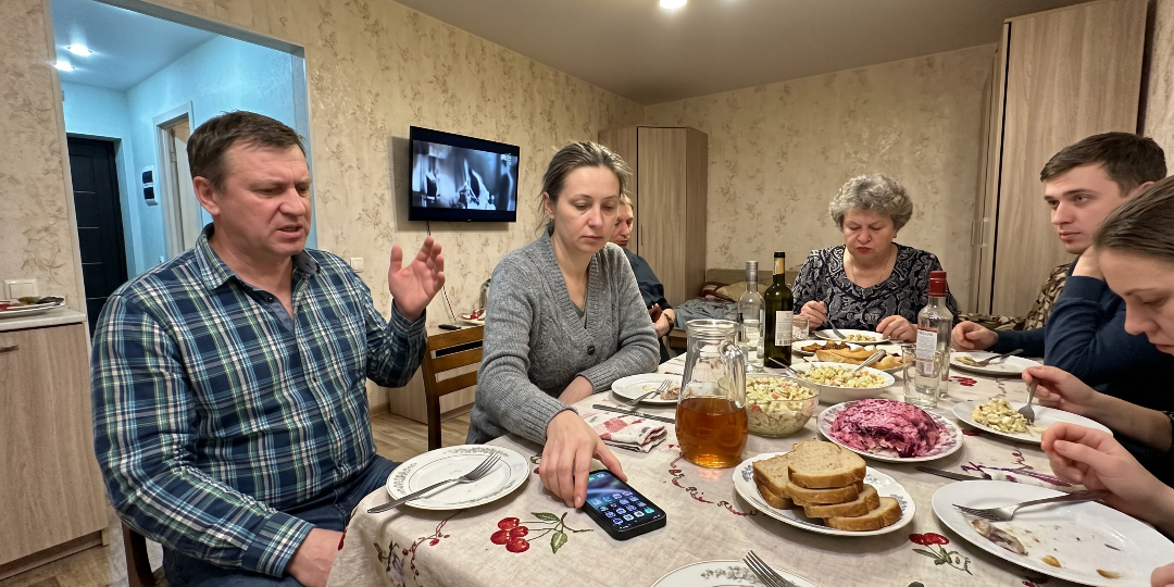 – Встань и кайся перед гостями, ты позоришь семью! – процедил муж. Я молча поставила телефон на стол, и он побледнел