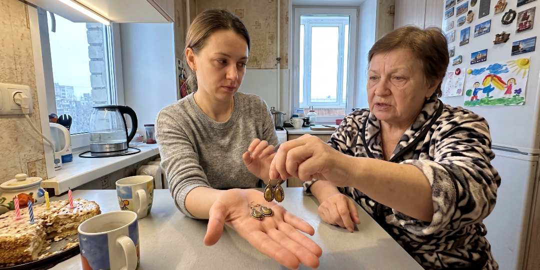 – Сними серьги, в нашей семье ими владеет старшая! – процедила свекровь. Я молча сходила к ювелиру, и она осеклась