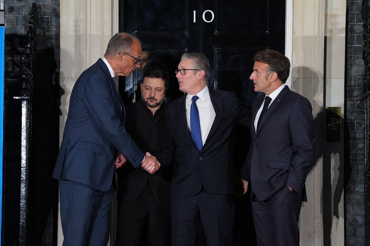     Владимир Зеленский в окружении европейских лидеров / Gettyimages.ru / Lucy North / PA Images
