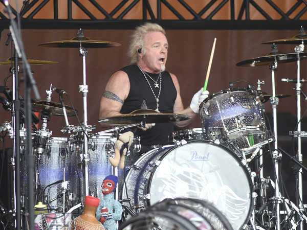 🎂 Сегодня день рождения у Joseph Michael «Joey» Kramer — барабанщика, чьё имя прочно связано с Aerosmith! 🥁