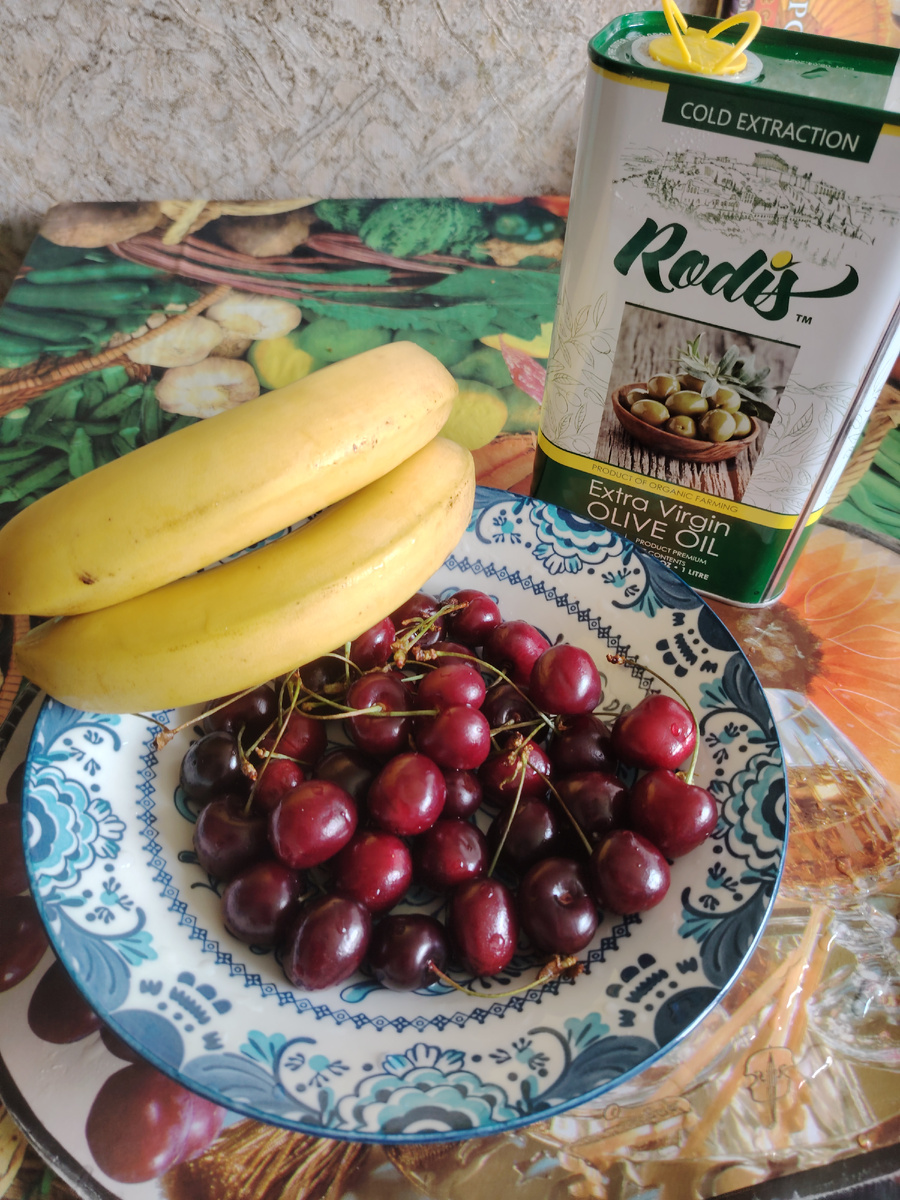 Натюрморт на моем столе и ещё много чего вкусного за кадром. 