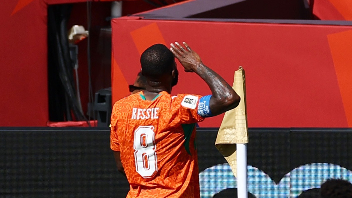    Франк Кессье празднует гол в ворота Германии. Фото: REUTERS/Piroschka Van De Wouw