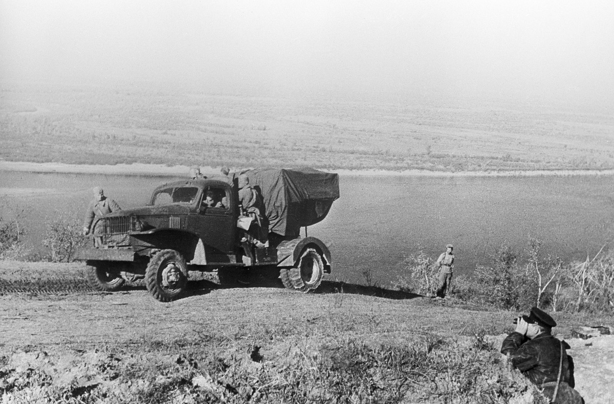   Букринский плацдарм. "Катюша" на правом берегу Днепра. 1943 год. /Павел Гапочка / РИА Новости