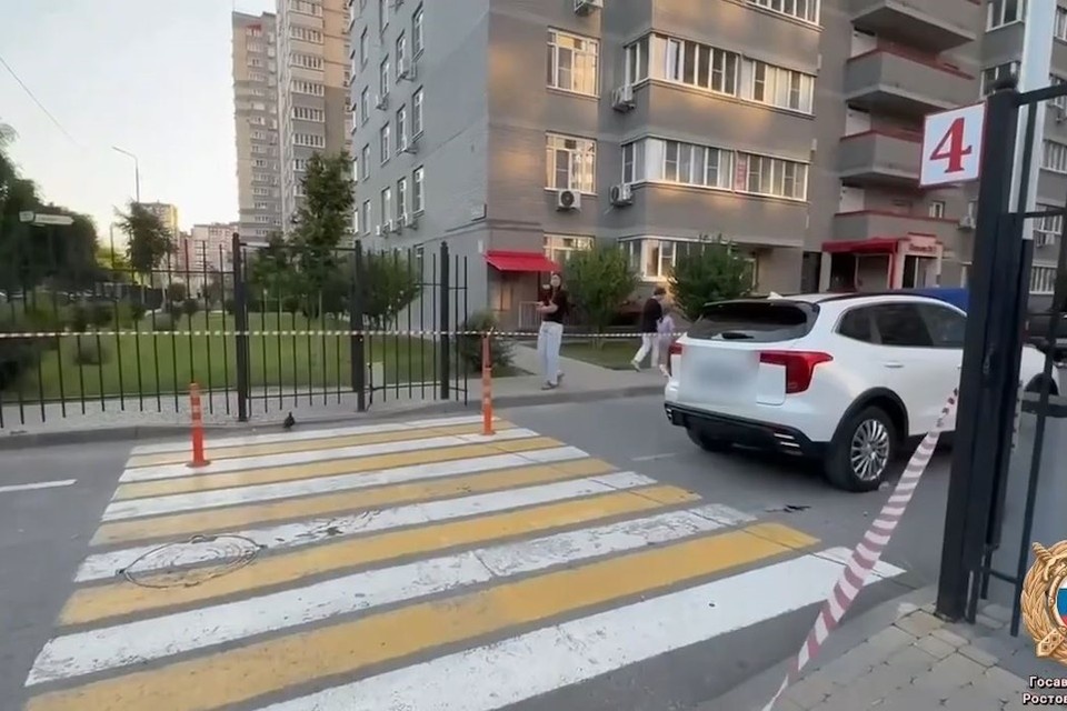    Смертельное ДТП произошло на пешеходном переходе рядом с многоквартирным жилым домом. Фото: УГАИ по Ростовской области