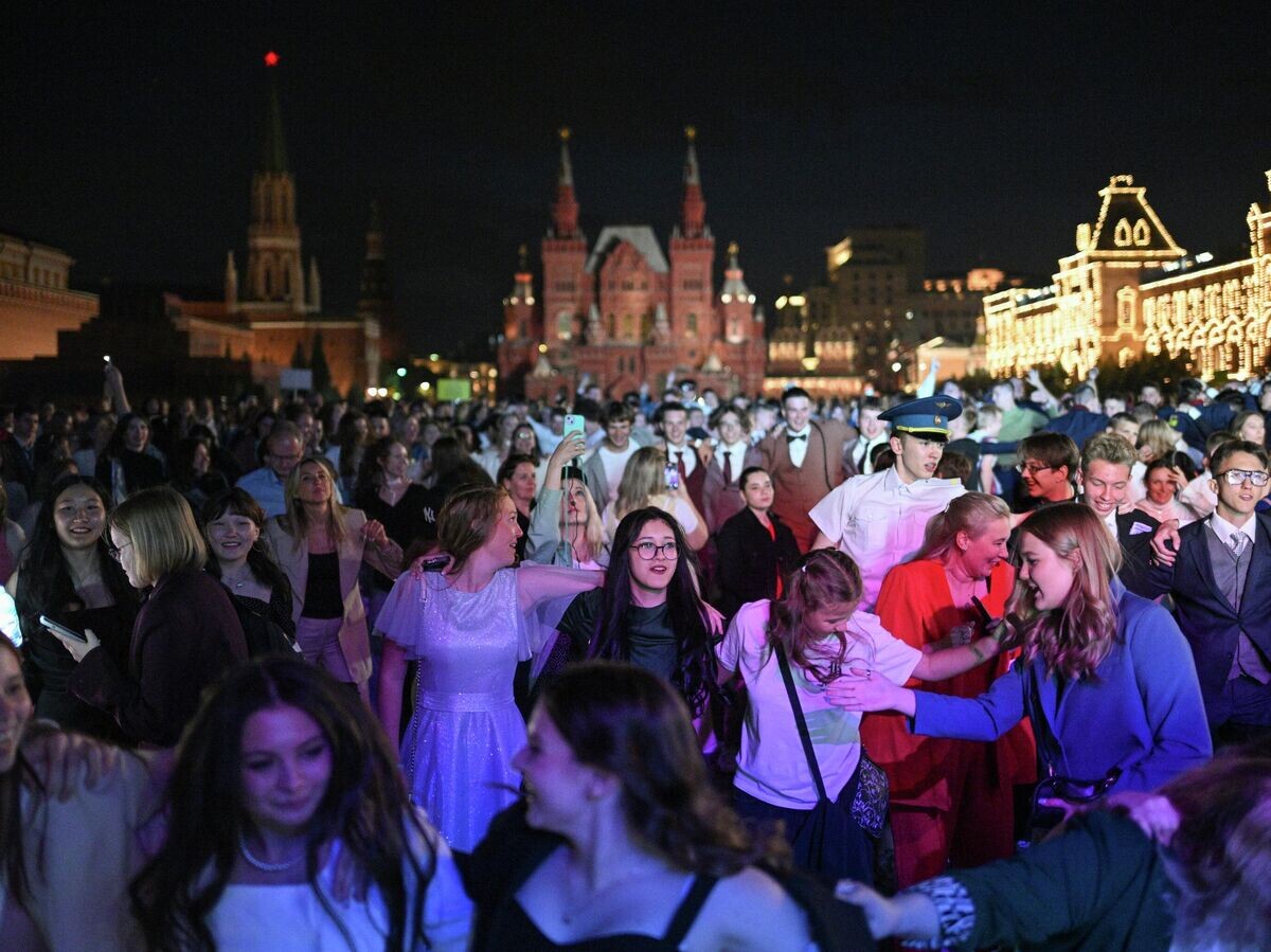    Участники Всероссийского выпускного бала после концерта в Государственном Кремлевском дворце | © РИА Новости / Рамиль Ситдиков