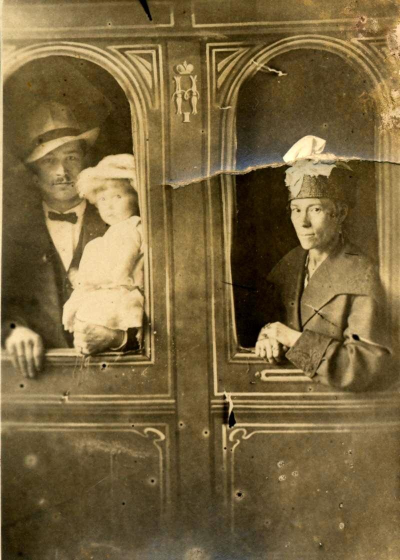 1920-е годы, Петроград  мои прадед и прабабушка с первенцем Валентиной