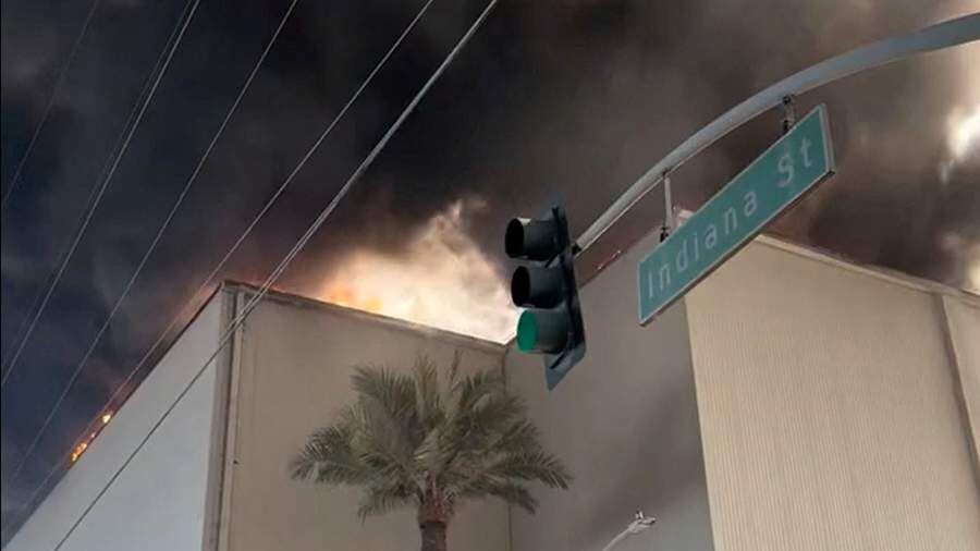    Фото: REUTERS/Los Angeles County Fire Departme