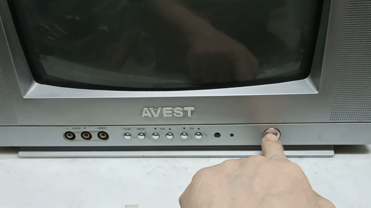 Телевизор Avest 37ТЦ-01 не включается