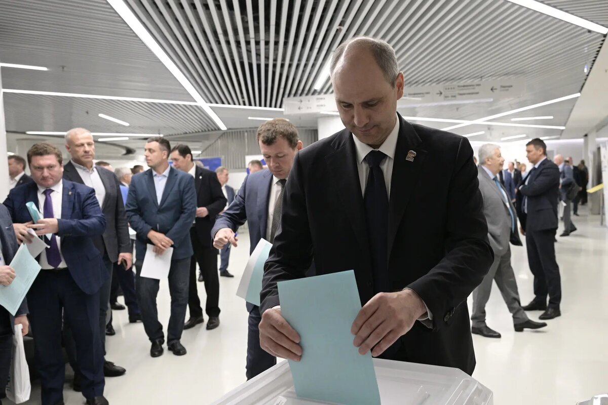    Секретарь регионального отделения партии «Единая Россия», губернатор Свердловской области Денис Паслер. Фото: канал Дениса Паслера в МАХ