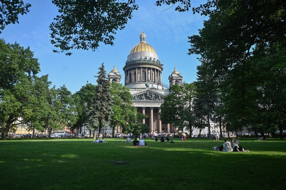    По предварительному прогнозу, в понедельник в Петербурге также возможны кратковременные дожди и грозы. Алексей БУЛАТОВ