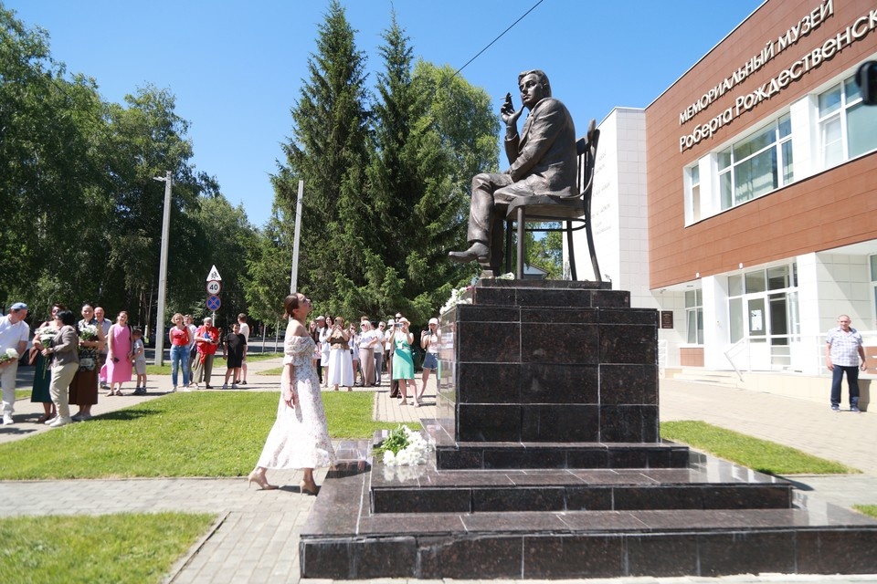    Возложение цветов к памятнику поэту Олег УКЛАДОВ