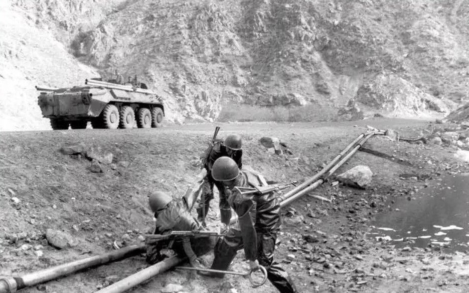 Военнослужащие патрульно-аварийной команды устраняют неисправность на трубопроводе