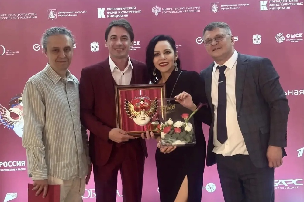    Победители со своей наградой / Пресс-служба театра "Нур"