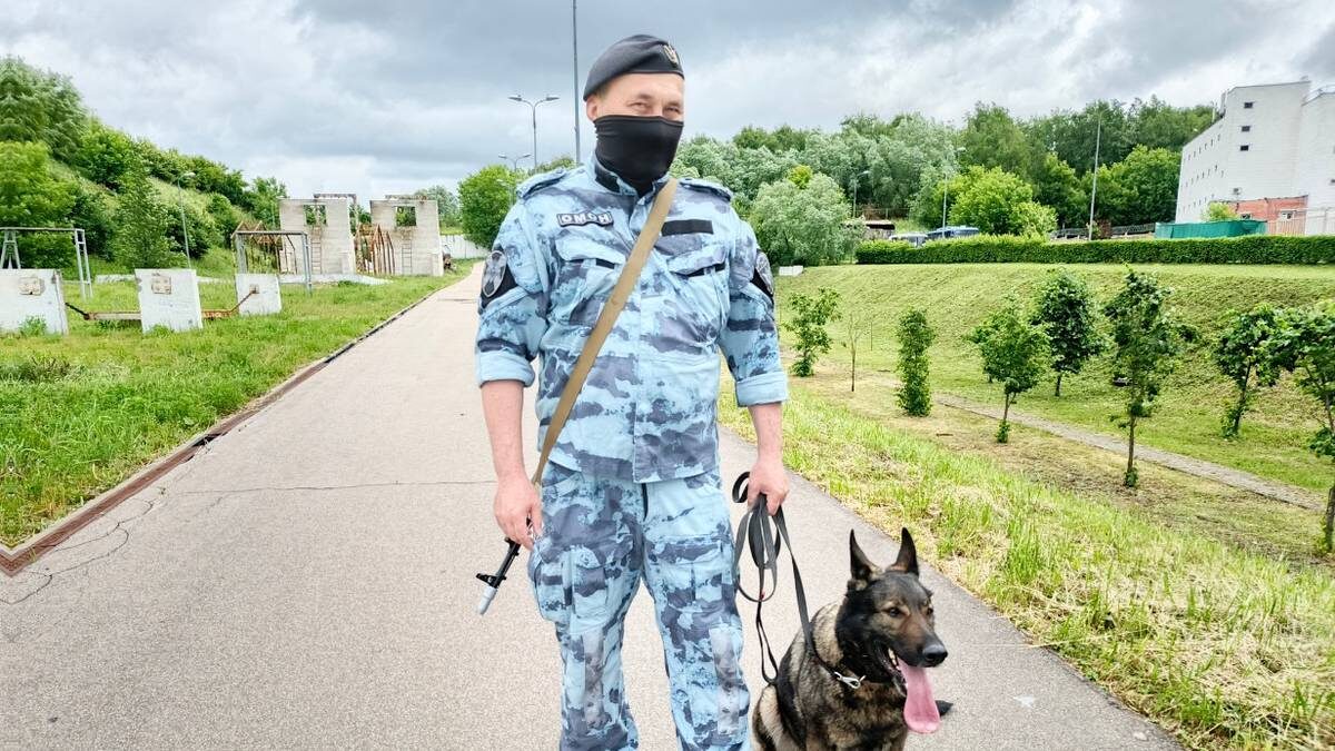   Кинолог ОМОНа старший лейтенант Владимир С. с немецкой овчаркой по кличке Гера готовятся к тренировке по поиску взрывчатки / Фото: Андрей Объедков