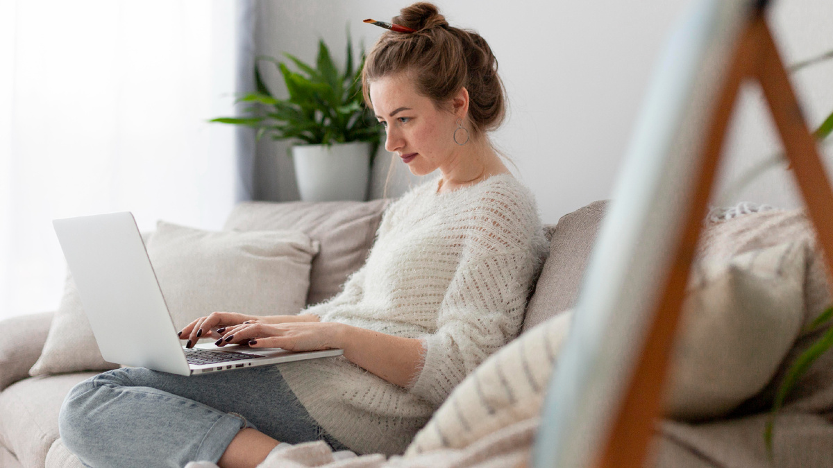 <a href="https://www.magnific.com/free-photo/side-view-woman-writing-blog-home_11385288.htm">Image by freepik</a>
