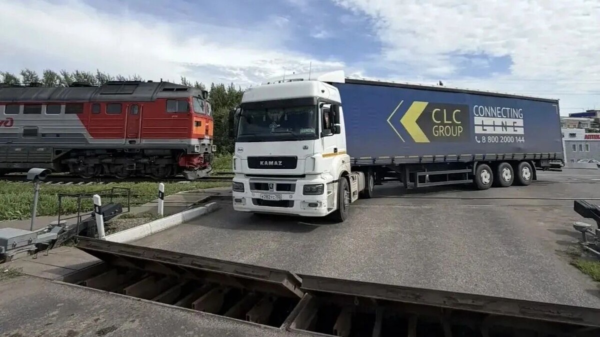   Поезд столкнулся с КамАЗом   Приволжская транспортная прокуратура
