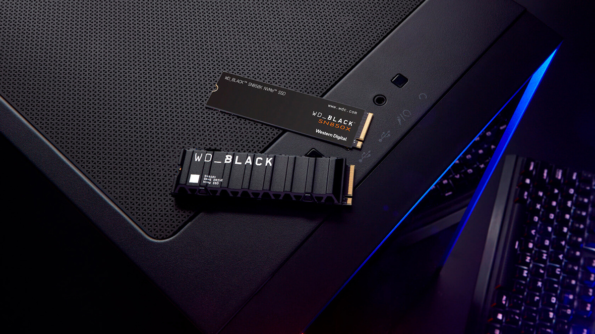 WD Black SN850X — один из самых удачных PCIe 4.0 SSD для PS5: быстрый, массовый и доступный в версиях до 8 ТБ.Samsung 990 Pro с PlayStation 5 M.2 expansion slot heatsink: Слот M.2 в PS5 требует не только подходящего SSD, но и нормального отвода тепла — особенно при долгих игровых сессиях.радиатором удобен для PS5: накопитель уже готов к установке в тесный отсек консоли.