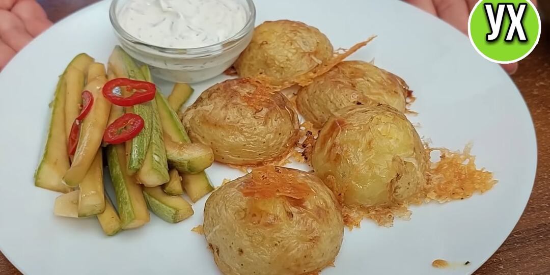 Сегодня готовлю хрустящую картошку с сырной корочкой и маринованными битыми кабачками.