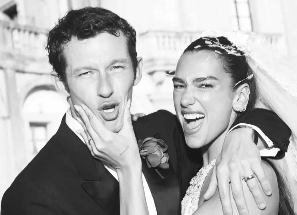    Платье Chanel и шестиметровая фата: Дуа Липа поделилась официальными снимками со свадьбы в Сицилии