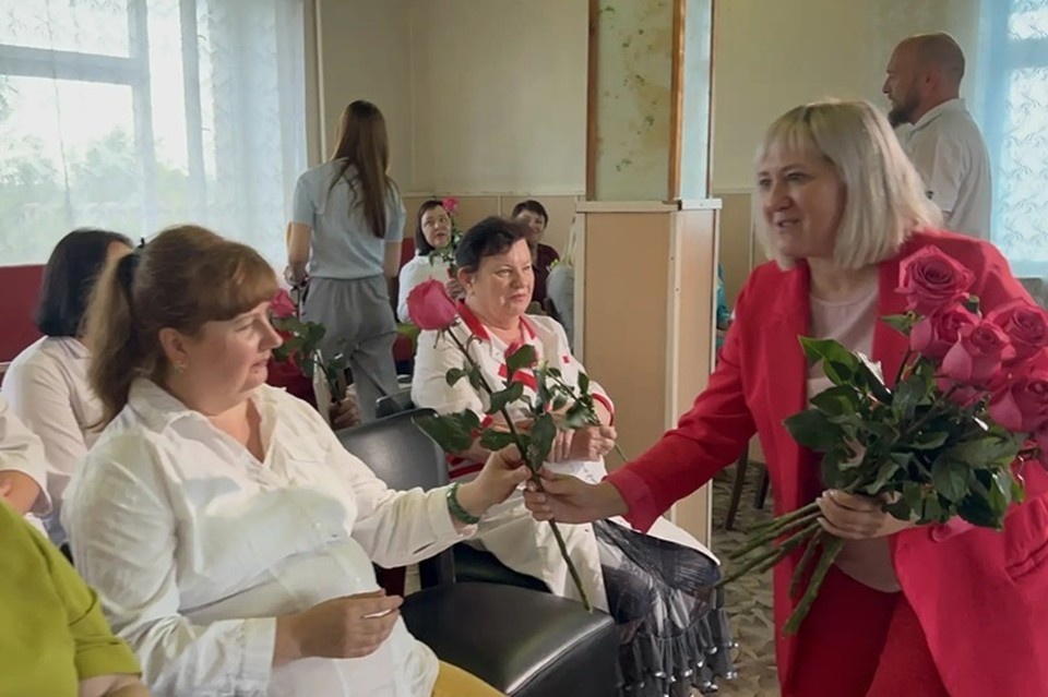    На левобережье Херсонской области волонтеры и активисты поздравили местных медицинских работников с их профессиональным праздником. Фото: ТГ-канал Владимира Сальдо