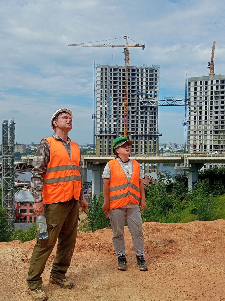 Осмотр разреза и планирование хода работ. Фотография Г.П. Шалфицкой