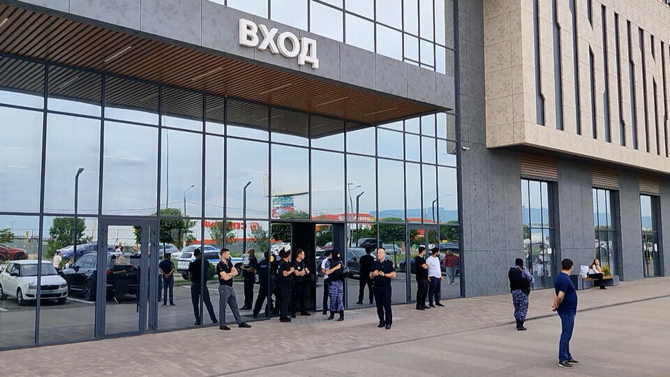     У напавшего на посетителей краснодарского ТЦ в рюкзаке было восемь ножей РЕН ТВ