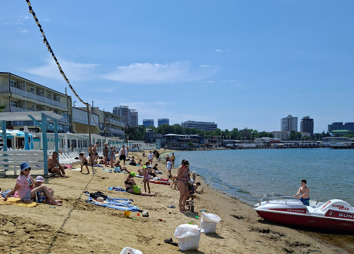 Городской Песчаный пляж Анапы в 2026 году. К сезону сюда завезли новый песок,