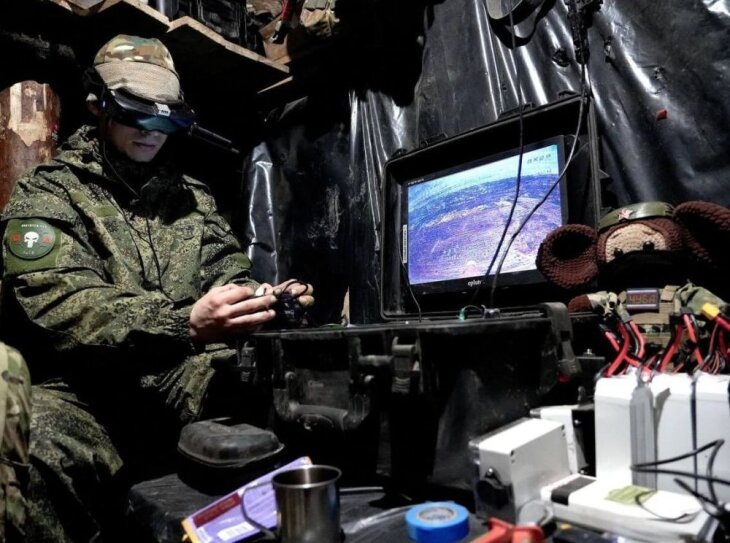     Российский оператор дронов на боевом дежурстве.Источник фото: @Tristatridzatri.