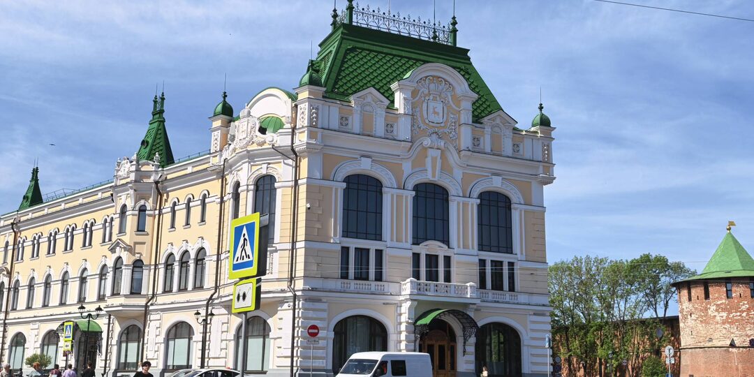 Прогулка по Большой Покровской: трамвай, коза, театр, банк, Шаляпин... И почему жители Покровки не всегда рады туристам
