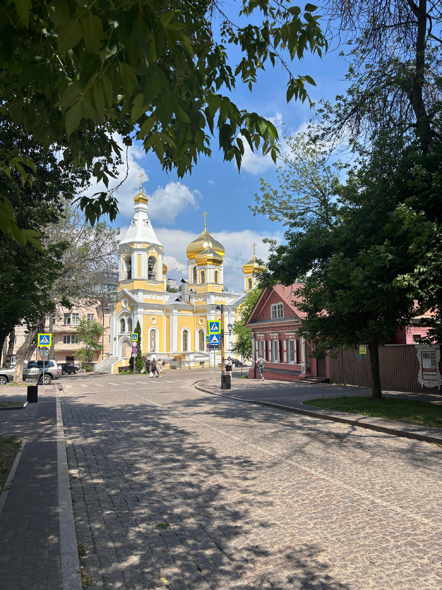 Церковь Трех Святителей Московских на перекрестке ул. Короленко и Славянской 