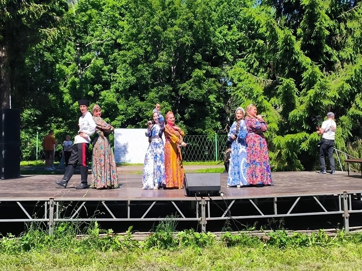     Украшением дня стали ансамбль русской песни «Горница» и театр костюма «Катюша». Фото: пресс-служба администрации Гатчинского округа.