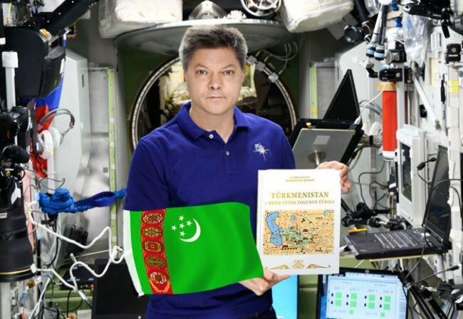 Олег Дмитриевич с флагом Туркменистана
