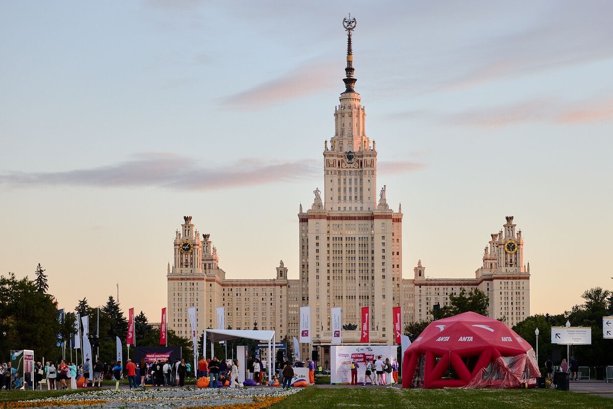    Более 22 тысяч человек приняли участие в ночном забеге в Москве