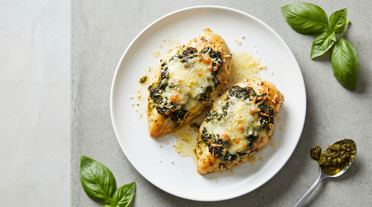 Куриные грудки со шпинатом и соусом песто в мультиварке.