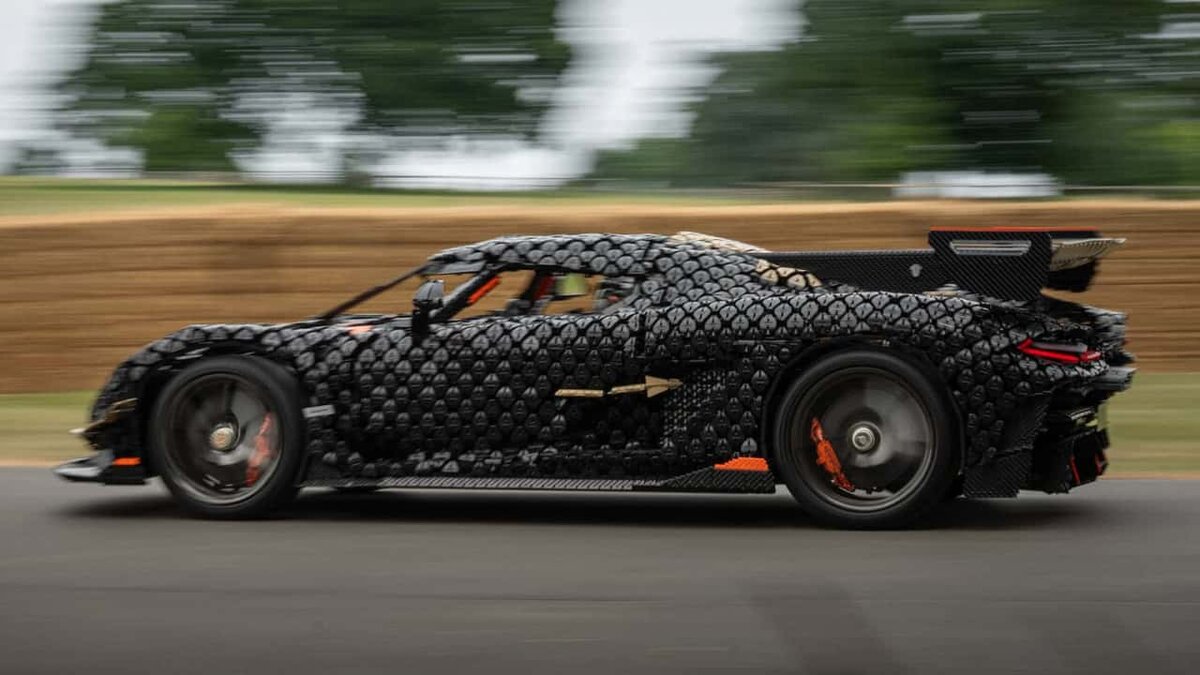 Koenigsegg из кубиков Лего на трассе