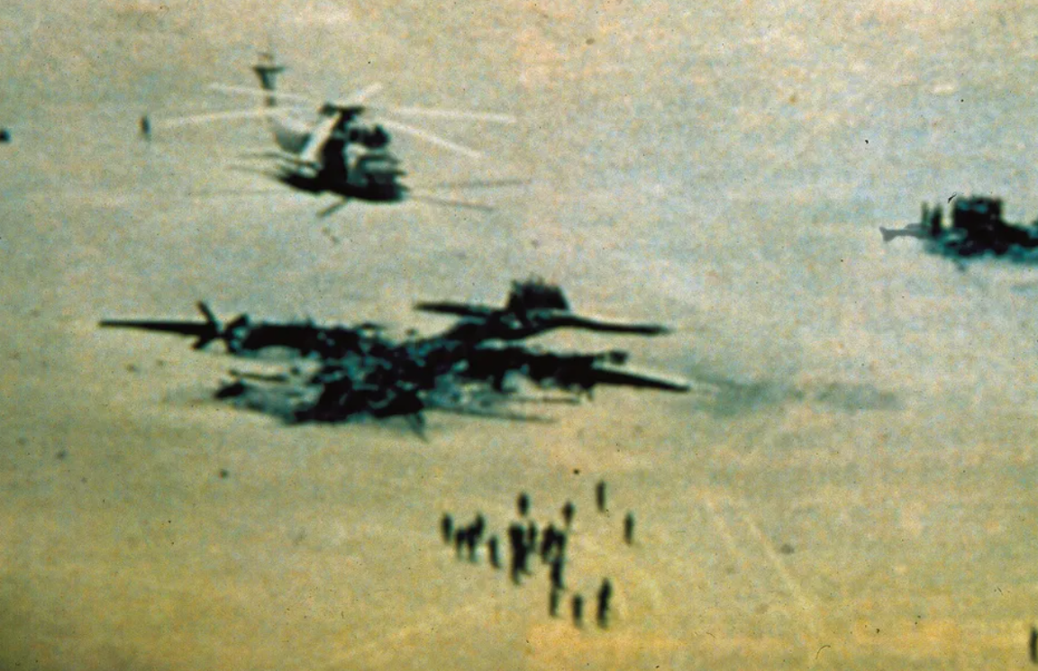Остатки самолёта-заправщика США EC-130E Hercules (в центре) и вертолёта Sikorsky RH-53D Sea Stallion (справа), брошенный вертолёт Sikorsky RH-53D (вверху)