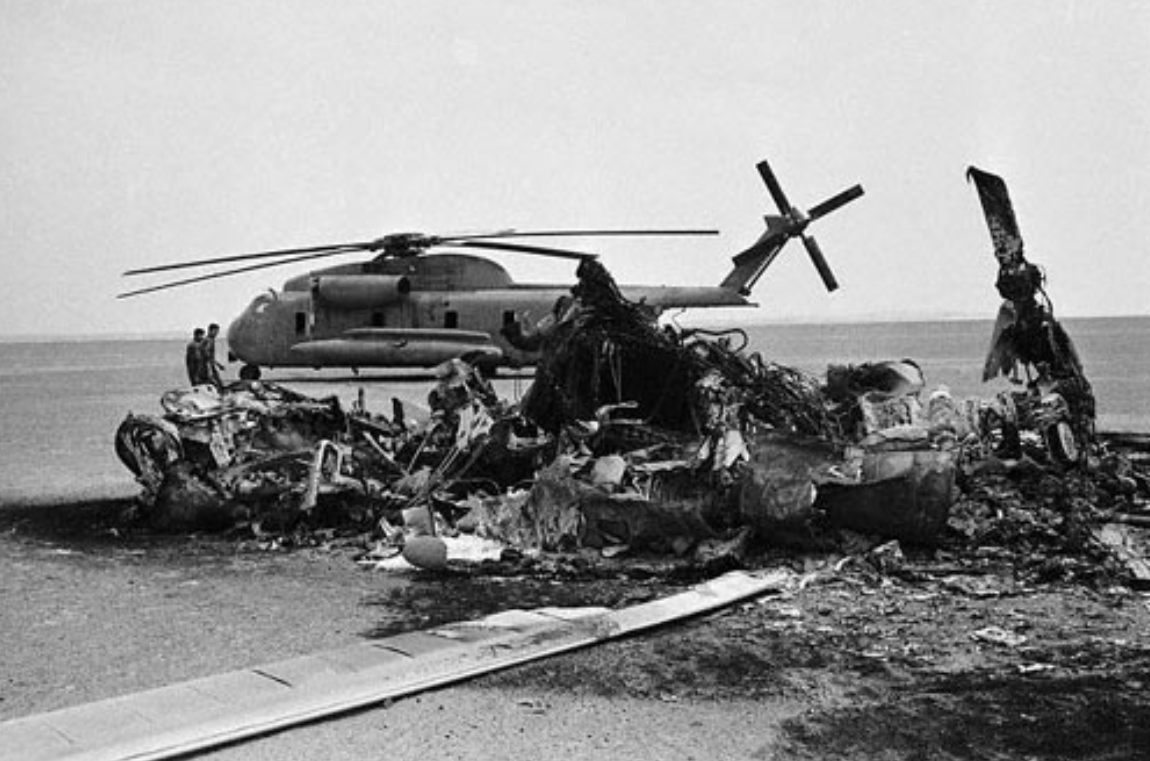 Сгоревший и брошенный американские вертолёты Sikorsky RH-53D Sea Stallion
