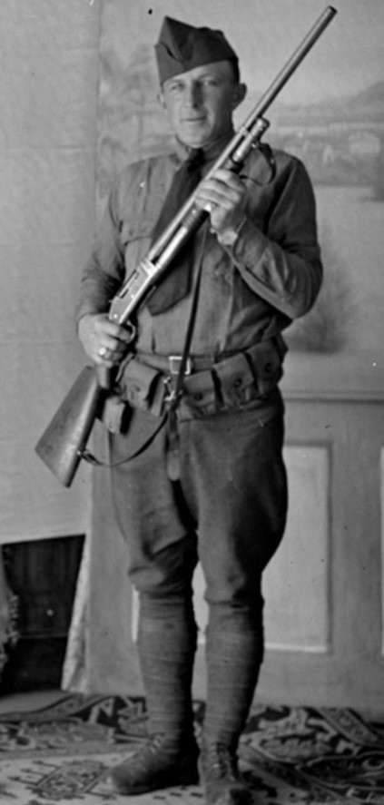 Американский солдат с гражданской версией ружья Winchester Model 97 (1918 год).