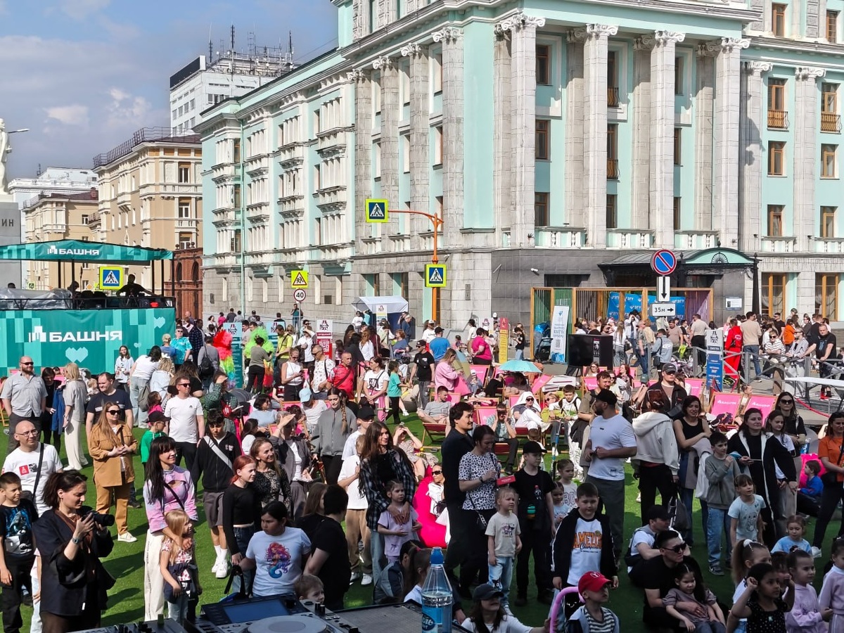 С утра уборка города, а после пляски, игры, променад. Пословица делу время, а потехе час по-норильски – это пара часов работы и шесть часов отдыха