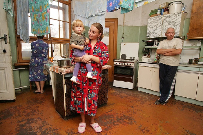 Тапочки заменили уличную обувь дома. / Фото: vedomosti.ru