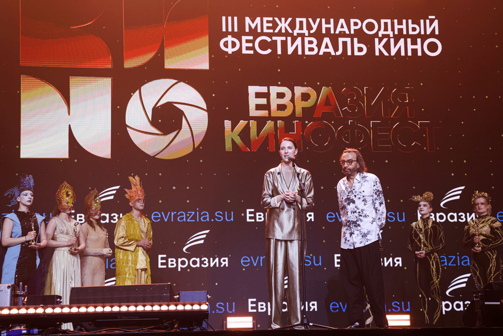    Первый заместитель председателя комитета Госдумы РФ по просвещению Алена Аршинова и режиссер, продюсер Джаник Файзиев на церемонии открытия III Международного фестиваля кино "Евразия-Кинофест" в Летнем театре. / Дмитрий Феоктистов/ТАСС