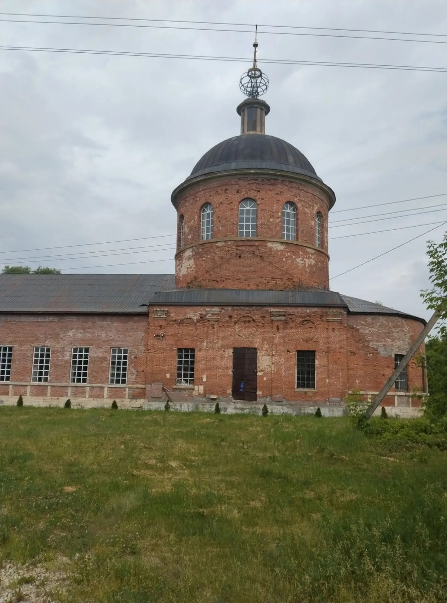 Поздний классицизм (ампир). Основной объем представляет собой четверик, увенчанный массивной ротондой с куполом